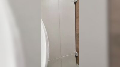 banheiro lotado de gostosos na pega o - free gay porn
