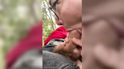 twink fag sucks a homeless daddy on public park - free gay porn