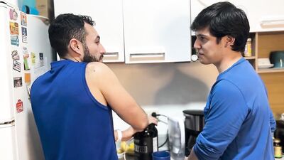 Mi primo me ayuda a sacar la proteina pero no de la licuadora - gay porn video