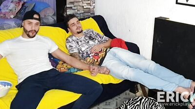 Peguei No Sono Assistindo Netflix E Acordei Sendo Mamado - gay porn video