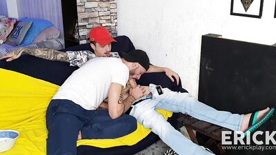Peguei No Sono Assistindo Netflix E Acordei Sendo Mamado - gay porn video