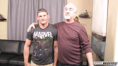 Avery serviced (withe Jake Cruise) - gay porn video