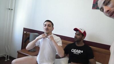 Evan MYRES fucked bareback by Leon XXL Top latino master Jes