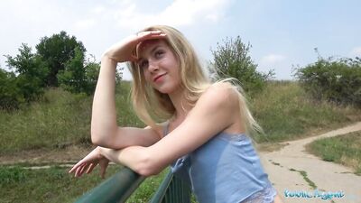 Public Agent Geile Blondinen engen K rper f r Geld im Wald gefickt