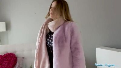 Public Agent Big Boobs Babe bekommt unanst ndigen Vorschlag