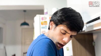 Mi primo me ayuda a sacar la proteina pero no de la licuadora Ar - gay porn video
