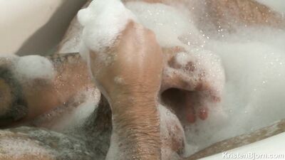 IN HOT WATER - Victor Ferraz & Charlie Ferreira - gay porn video