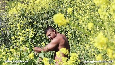 MagicMikeHung1 fucks MaxAdonisxxx outdoors in the fields