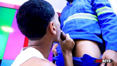 O cabo do tecnico - gay porn video