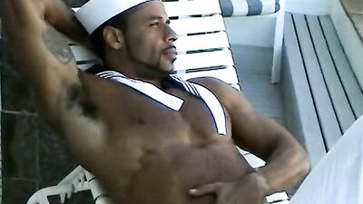 Le marin tient sa grosse barre! - gay porn video