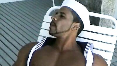 Le marin tient sa grosse barre! - gay porn video