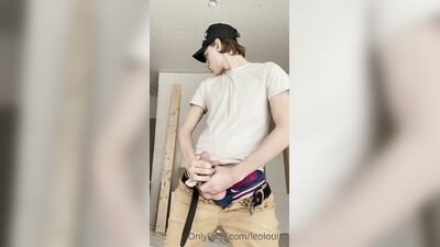 Fans - OnlyXXXGuys - Pulled out my cock on the job and things got out of hand says @leolouis0 - gay porn video