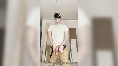 Fans - OnlyXXXGuys - Pulled out my cock on the job and things got out of hand says @leolouis0 - gay porn video