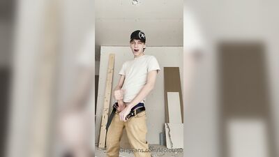 Fans - OnlyXXXGuys - Pulled out my cock on the job and things got out of hand says @leolouis0 - gay porn video