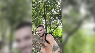 No aguant las ganas de follar en el parqueconel - gay porn video