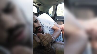 Blowjoob in the taxi - gay porn video