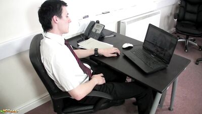 Evan Zero - The pleasure of jerking off at the office - gay porn video