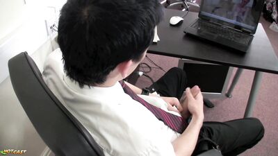 Evan Zero - The pleasure of jerking off at the office - gay porn video