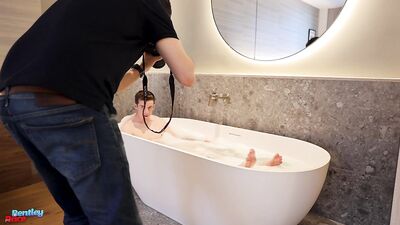 BTS Brad Hunter soaping up in the bath - gay porn video
