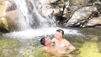 Igor Lucios fucking Oliver Hunt outside - free gay porn