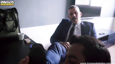 DANDO PRO CHEFE - gay porn video