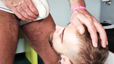 Small handy pig in @SmellyKinkster shoulders - gay porn video
