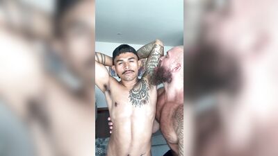 Leitando o grandao barbudo