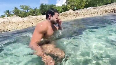 Alejo Ospina - Blowing stranger in the beach - fan club