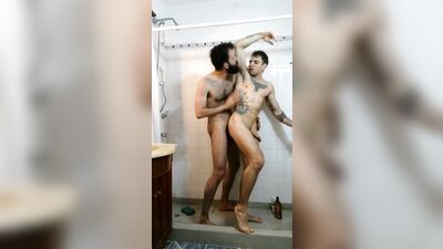 Fudendo no banho! Milo Galician e Simon Montana - gay porn