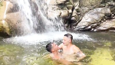 Igor Lucios fucking Oliver Hunt outside - gay porn